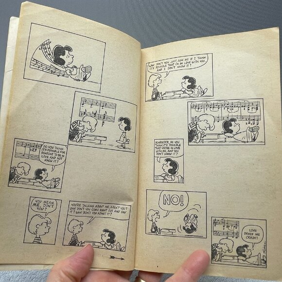 GVUC Book: "You're On Your Own, Snoopy," Charles M. Schulz, Paperback, 1975 - Picture 8 of 11